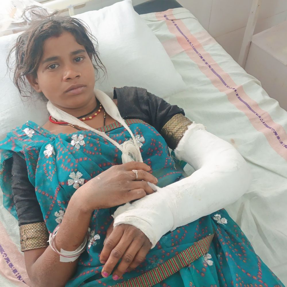 पति ने डंडे से पीटा, सिर-हाथ पर गंभीर चोटे आईं:पन्ना में पत्नी के गाली देने से मना करने पर आरोपी ने किया विवाद, केस दर्ज