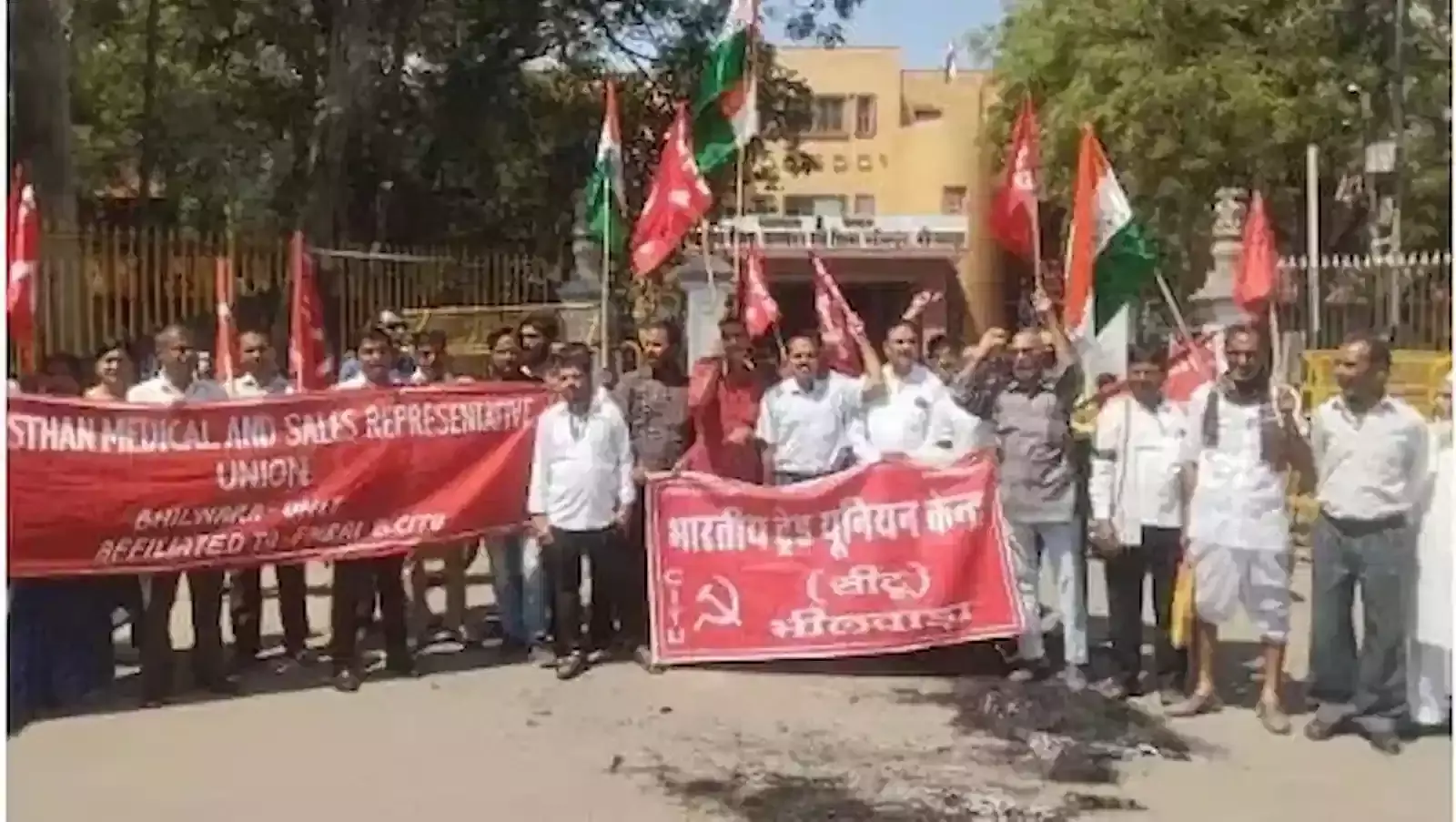 भीलवाड़ा: नई श्रम संहिताओं के विरोध में श्रमिकों ने मनाया 'काला दिवस', फूंका पुतला