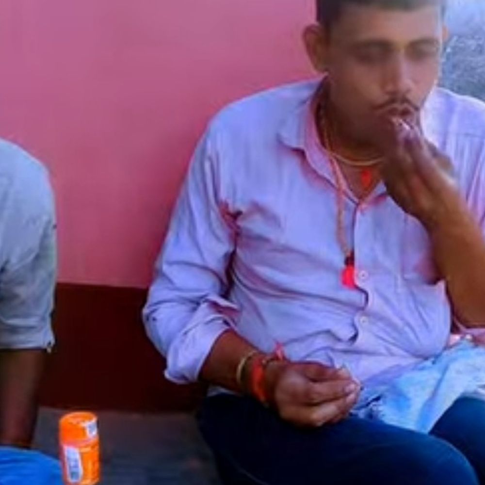 नालंदा के स्कूल में शराब पार्टी का वीडियो वायरल:स्कूल सचिव के पति पर आरोप; हेड मास्टर बोले- बाउंड्री नहीं होने का फायदा उठा रहे लोग