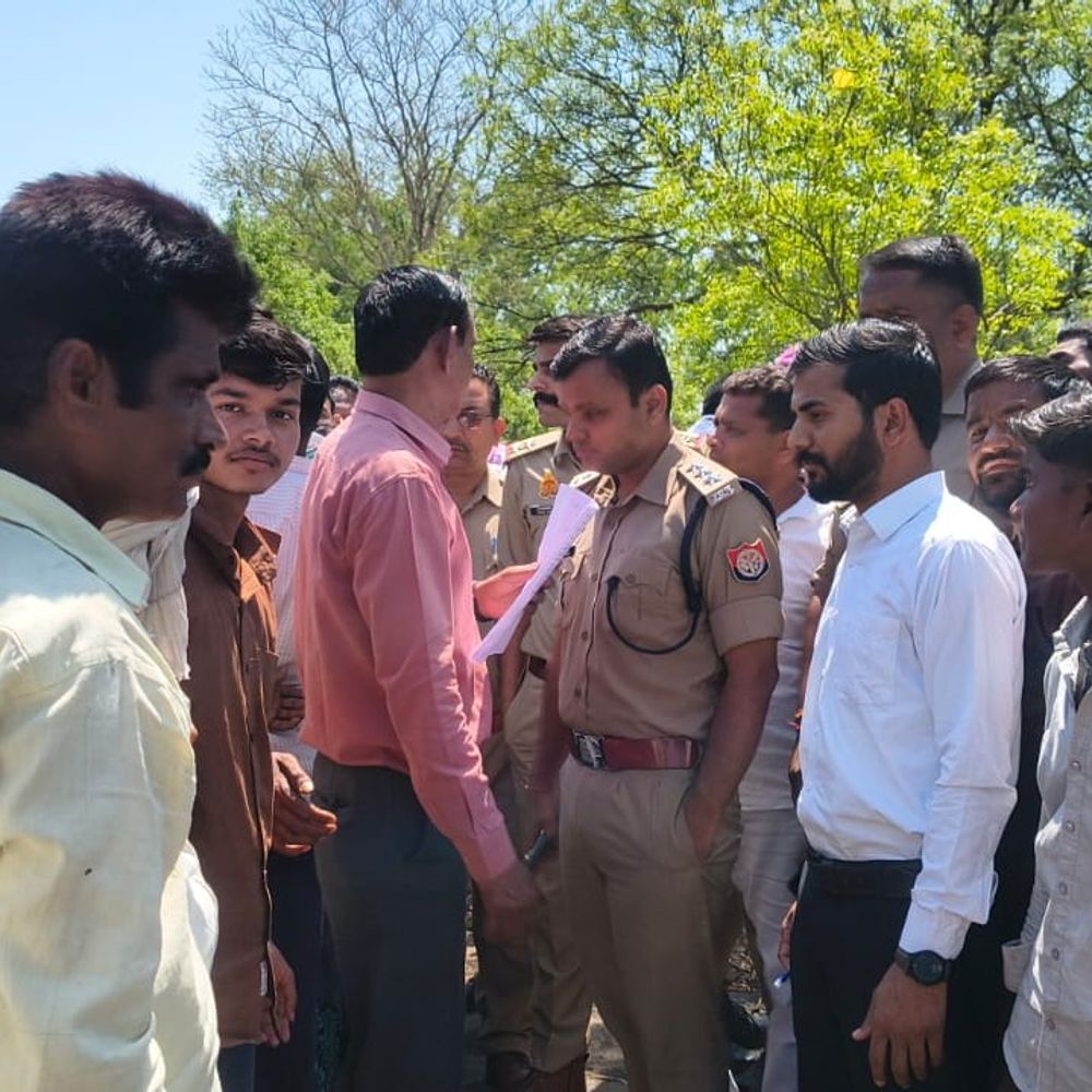 जालौन में ओलावृष्टि से फसल बर्बाद, किसानों ने किया रोड:लेखपाल हटाने और मुआवजे की मांग पर प्रदर्शन