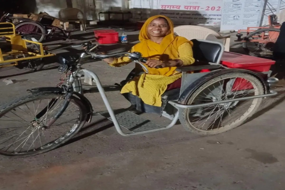 घायल बेटे को गोद में लेकर पहुंची दिव्यांग मां की बेबसी देख पसीजा प्रशासन, जनसुनवाई के बाद सुधरी गिल्ली पाल की ट्राइसाइकिल