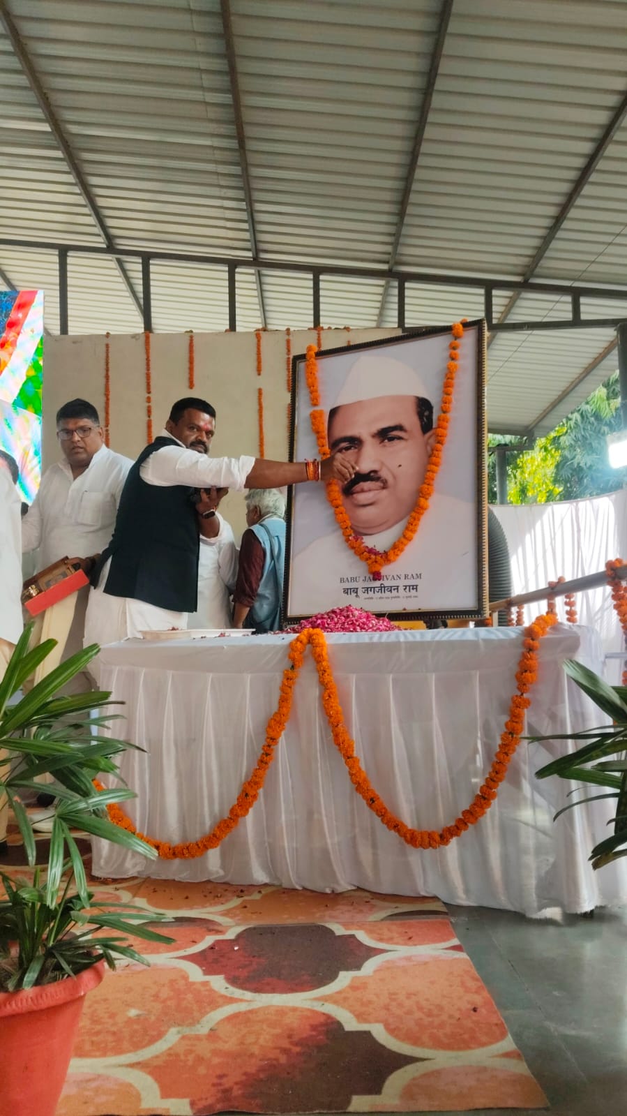 बाबू जगजीवन राम की जयंती: पूर्व प्रत्याशी सुरेंद्र कुमार ने सैकड़ों कार्यकर्ताओं संग लखनऊ में दी श्रद्धांजलि