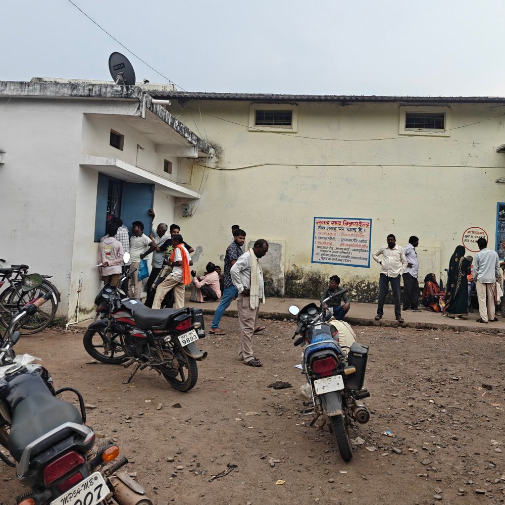 उमरिया में अब ई-टोकन से मिलेगा खाद:कालाबाजारी रोकने कलेक्टर ने दिए सख्त निर्देश