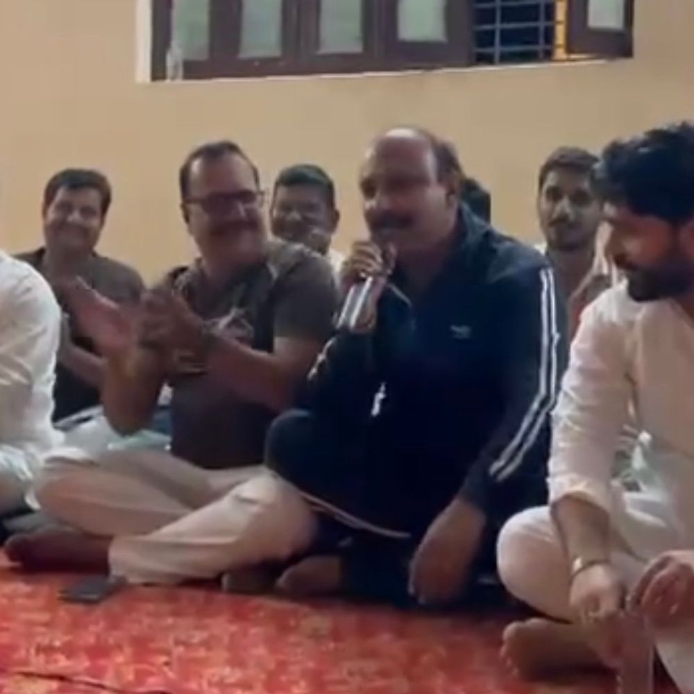 हरदोई जिलाध्यक्ष अजीत सिंह बब्बन का कार्यकर्ताओं संग रात्रि प्रवास:प्रशिक्षण वर्ग में प्रदेश मंत्री लोधी की मौजूदगी, दी सुमधुर प्रस्तुति