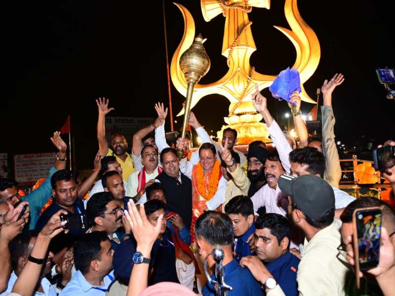 बुलडोजर से स्वागत, सड़कों पर सैलाब.. CM धामी के रोड शो में दिखा दम