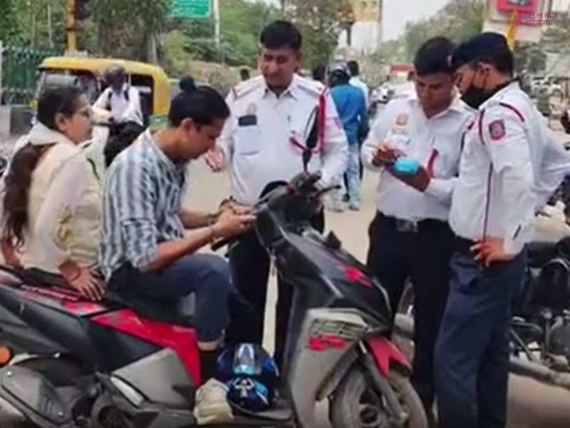 Delhi Traffic: बुराड़ी में सड़क पर क्लास लगा रही पुलिस, नियम तोड़ने वालों की खैर नहीं