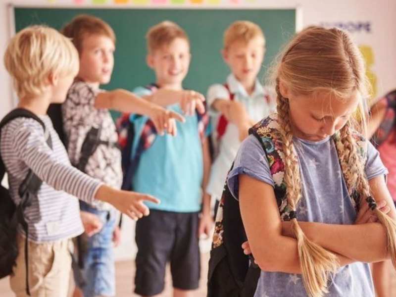 आपका बच्चा तो नहीं हो रहा है Bullying का शिकार? इन संकेतों के दिखने पर बिल्कुल भी ना करें इग्नोर