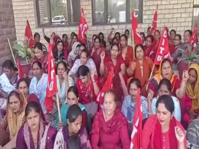 पक्की नौकरी और वेतन की मांग को लेकर अंबाला में आशा वर्कर्स का प्रदर्शन