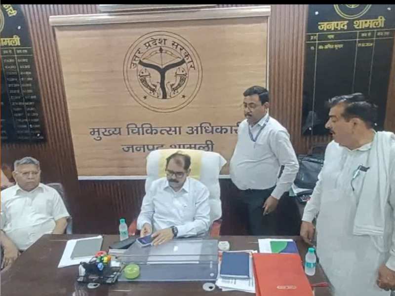 शामली जिला अस्पताल में मानवता शर्मसार! प्रसूता को ठुकराया, गेट पर हुआ प्रसव—भड़के किसानों ने CMO को बनाया बंधक