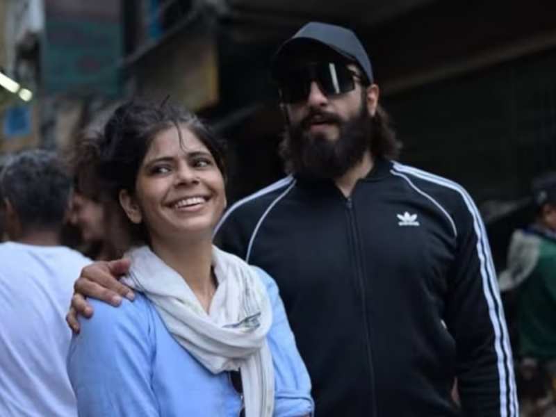 'धुरंधर' के लिए बने 10000 कॉस्ट्यूम, रणवीर सिंह ने पहने 250 पठानी कुर्ता-पजामा; आदित्य धर ने डिजाइनर के लिए किया पोस्ट