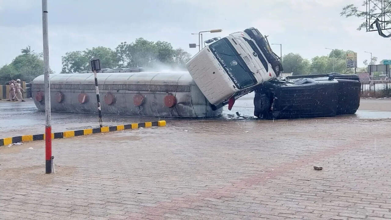 जयपुर-अजमेर हाईवे पर बड़ा हादसा, केमिकल से भरा टैंकर पलटा, रिसाव से मचा हड़कंप