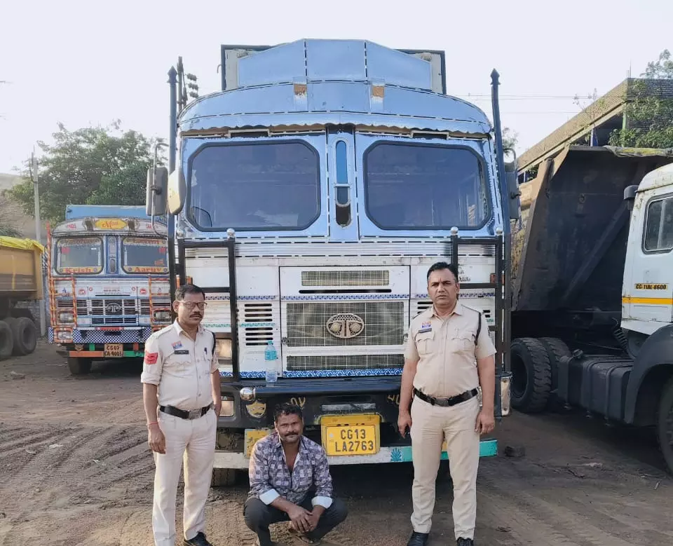 पुलिस का ऑपरेशन प्रहार, ट्रक सहित 13 टन अवैध स्क्रैप जब्त
