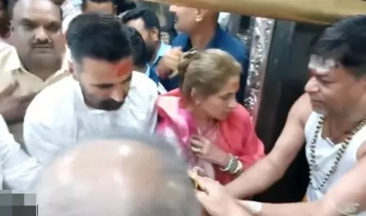 MP : एक्टर अक्षय कुमार और एक्ट्रेस डिंपल कपाड़िया ने उज्जैन के महाकालेश्वर मंदिर में पूजा-अर्चना की