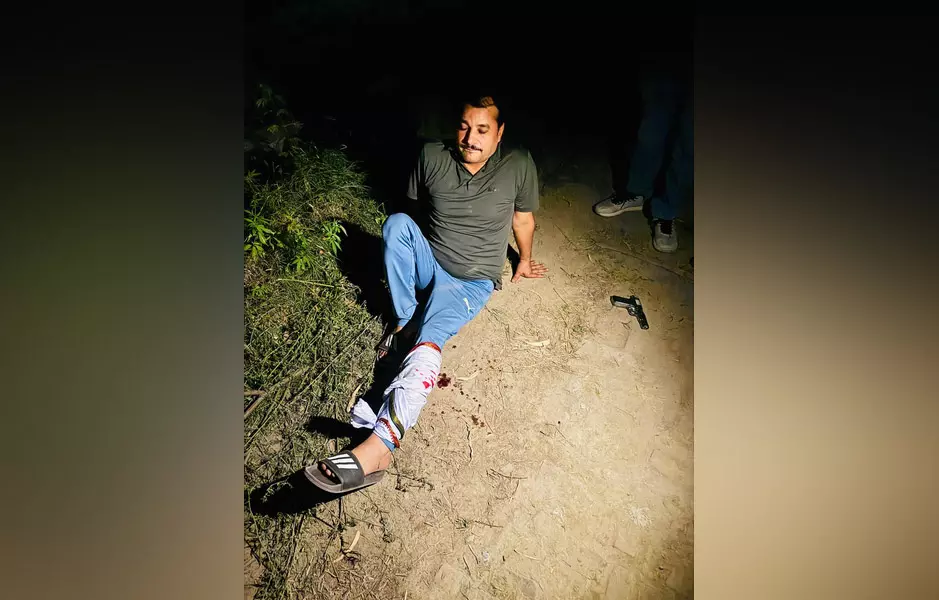 पुलिस टीम और बदमाशों में मुठभेड़, एक आरोपी के पैर में लगी गोली