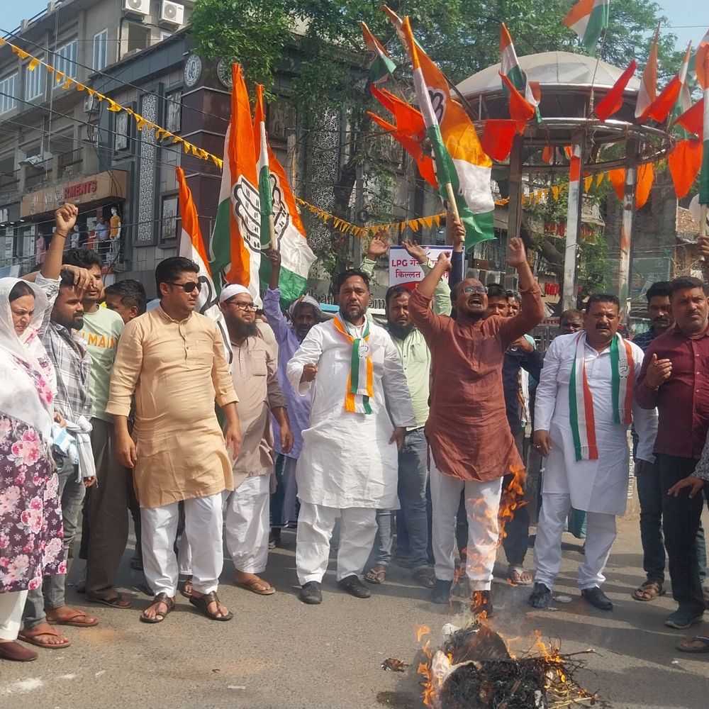 अररिया में कांग्रेस का महंगाई के खिलाफ प्रोटेस्ट:प्रधानमंत्री का पुतला फूंका, गैस-पेट्रोल की किल्लत पर सरकार को घेरा