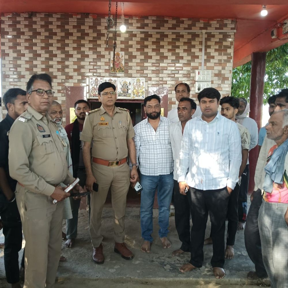 मंदिर से मां दुर्गा की अष्टधातु की मूर्ति चोरी:पीतल का विशाल घंटा भी गायब, एटा में ग्रामीणों में भारी आक्रोश