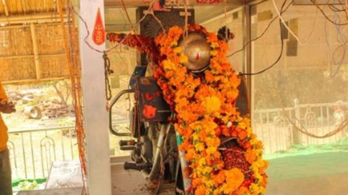 राजस्थान का एक ऐसा मंदिर जहां होती है बुलेट की पूजा, 'टार्जन द वंडर कार' नहीं, इस रहस्यमयी बुलेट का राज कर देगा आपको हैरान!