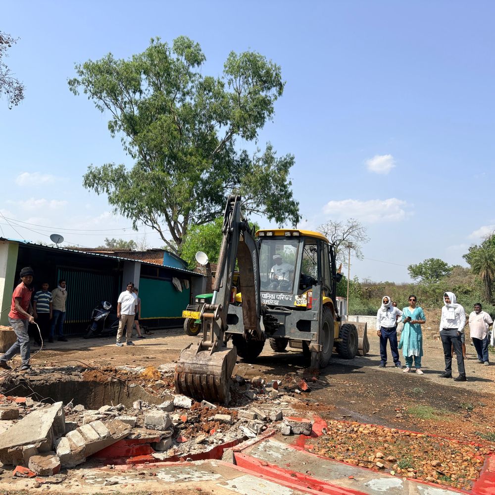 उमरिया में अवैध कब्जों पर चला बुलडोजर:प्रशासन ने उमडार नदी किनारे अतिक्रमण हटाकर लगाए शासकीय भूमि के बोर्ड