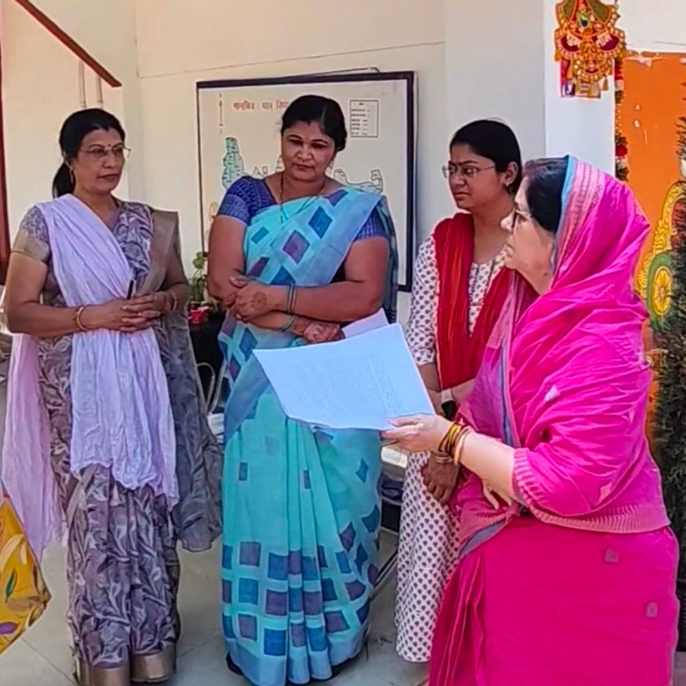साइकिल वितरण कार्यक्रम में रोती शिक्षिका का मामला गरमाया:लगातार नोटिस से परेशान शिक्षिका ने धार विधायक से लगाई गुहार; ट्रांसफर का आश्वासन