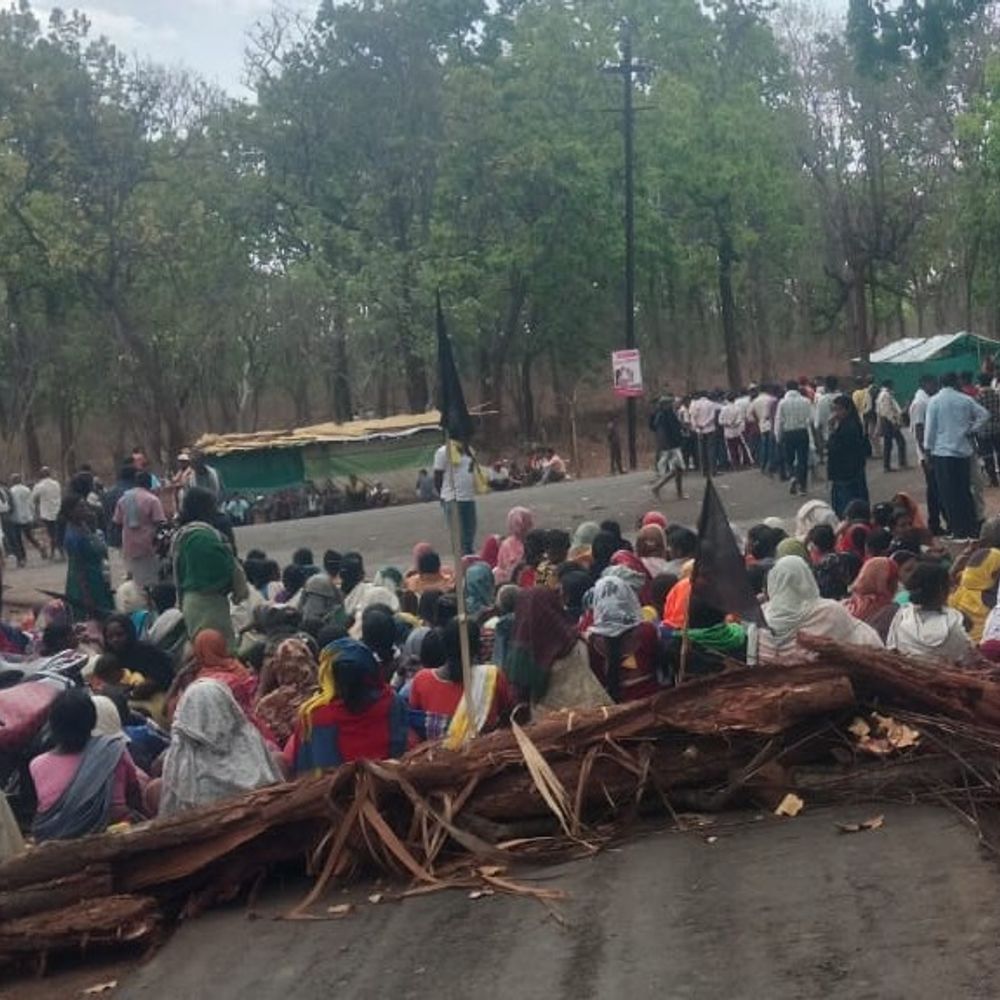 डिंडोरी में शहडोल-पंडरिया नेशनल हाईवे जाम:दोनों और लगी वाहन की कतारें, कलेक्टर को बुलाने की मांग पर अड़े ग्रामीण