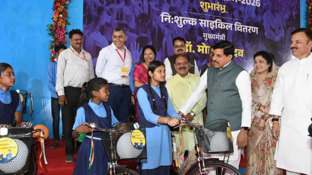 स्कूल चलें हम: बच्चों ने मनाई 'दीपावली, सीएम यादव ने बांटी किताबें-साइकिलें, नामांकन में 19.6 फीसद वृद्धि