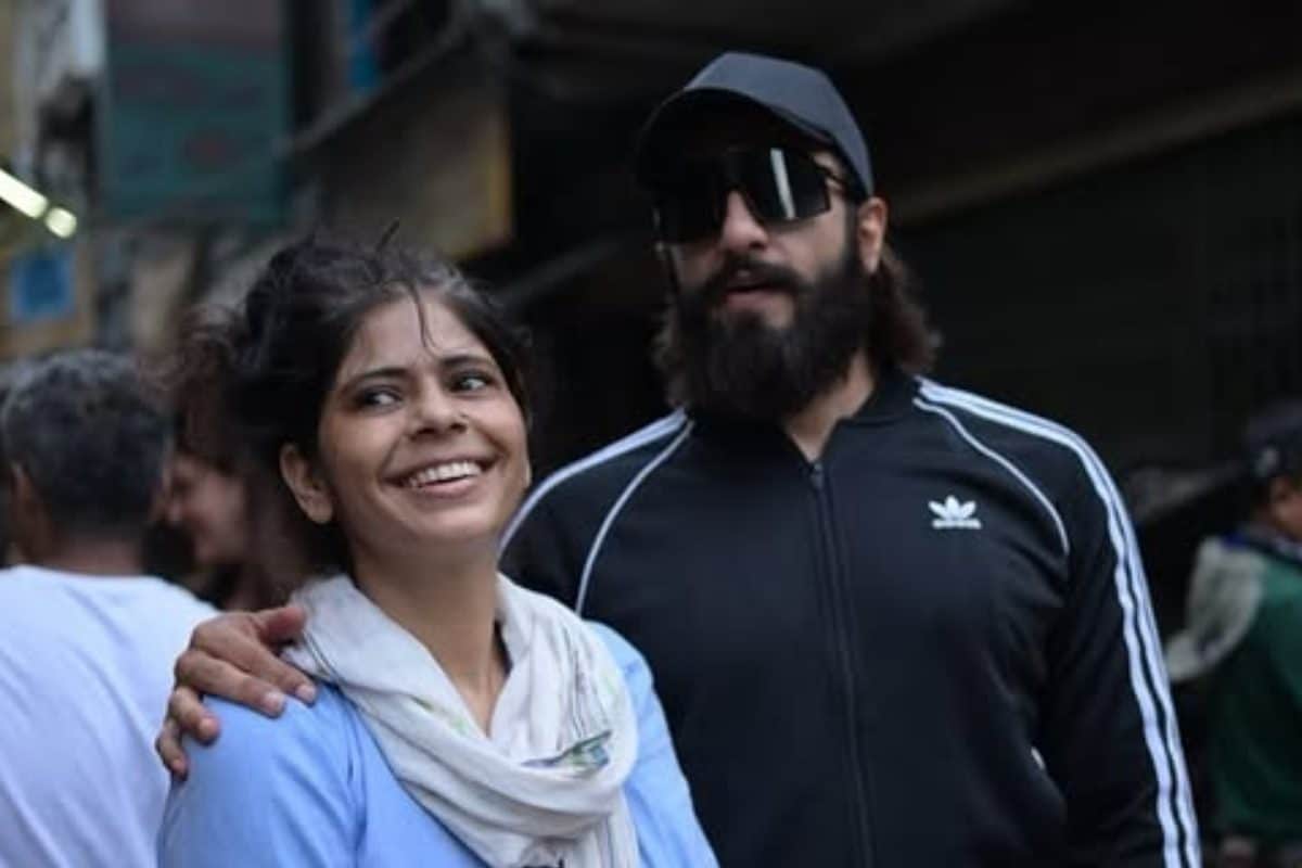 'धुरंधर' के लिए बने 10000 कॉस्ट्यूम, रणवीर सिंह ने पहने 250 आउटफिट, आदित्य धर ने डिजाइनर के नाम लिखा पोस्ट