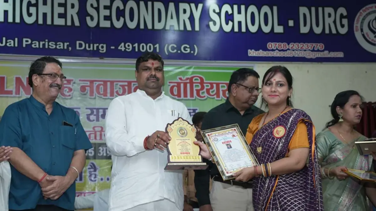 FLN-नवाजतन वॉरियर अवार्ड : 72000 में से 100 में शामिल हुईं गरियाबंद की शिक्षिका, शिक्षा मंत्री गजेंद्र यादव ने किया सम्मानित