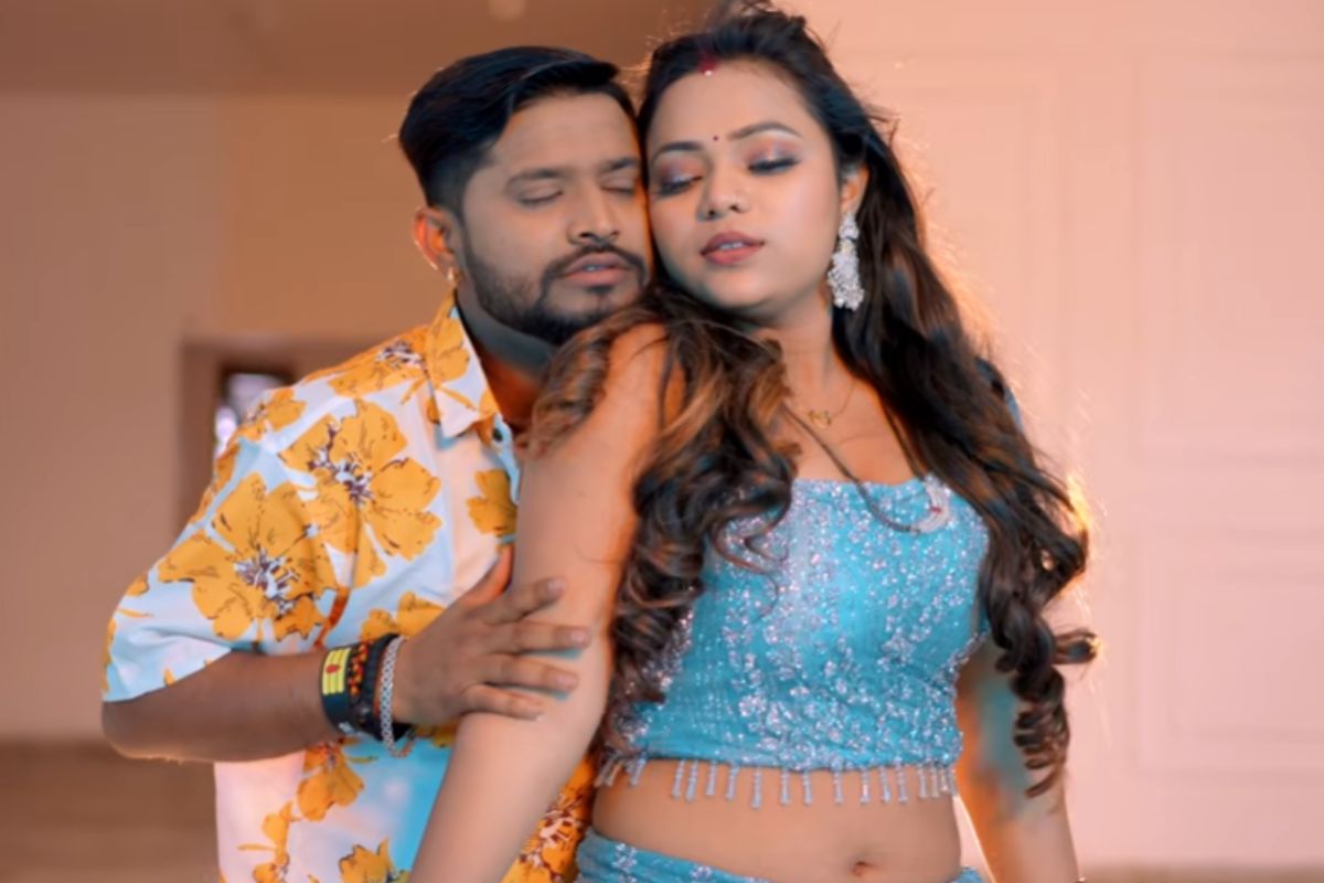 'ओठलाली लाली लाली' सॉन्ग हुआ रिलीज, ब्लू लहंगे में सोना सिंह का चला जादू