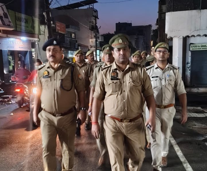क्षेत्राधिकारी सहसवान द्वारा क्षेत्र के मुख्य मार्गो / बाजार व मिश्रित आबादी वाले स्थानो पर पैदल गस्त