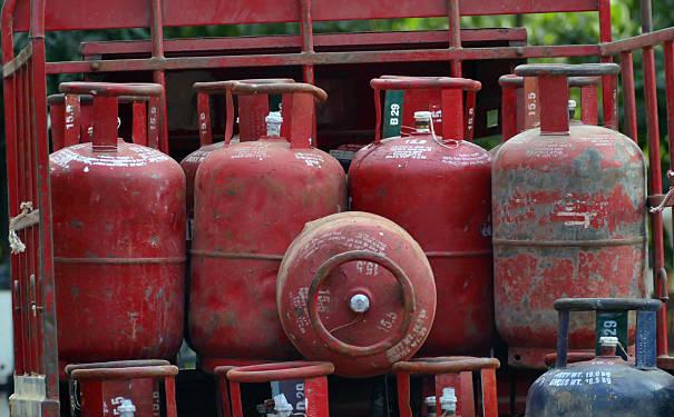 Saraikela LPG Black Marketing सरायकेला: नगर क्षेत्र में गैस माफिया सक्रिय, घरेलू सिलेंडर 3000 रुपये तक में बेचने का आरोप