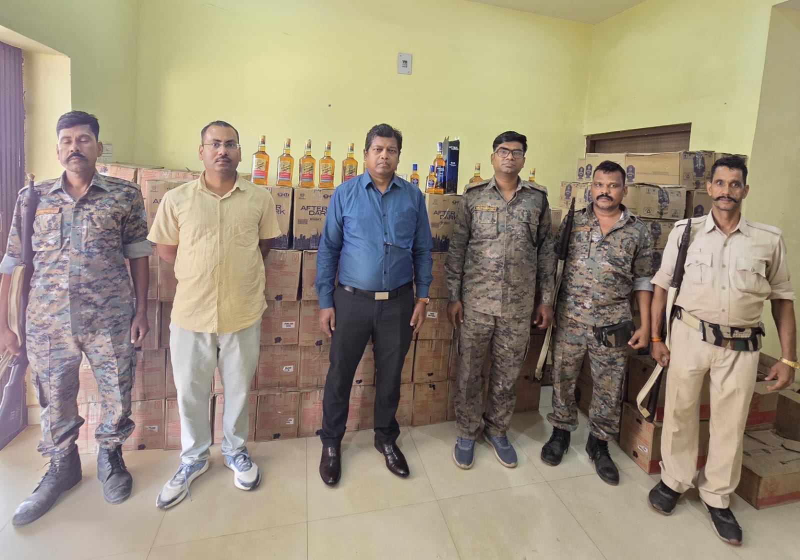Saraikela Excise Raid सरायकेला: चौका के मिरुडीह में नकली शराब फैक्ट्री का भंडाफोड़, रातभर चली छापेमारी में बड़ा खुलासा, विभाग की कार्रवाई पर उठे सवाल