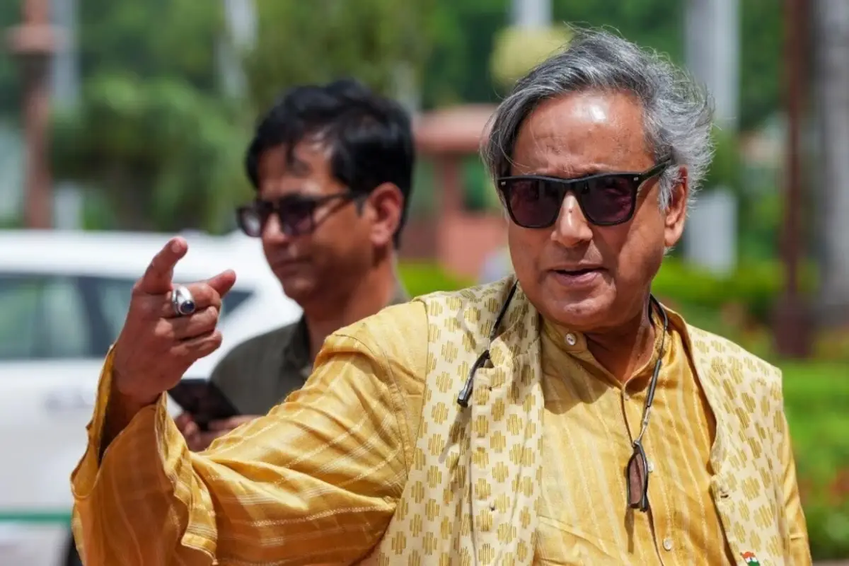 केरल में चुनाव प्रचार के दौरान शशि थरूर के काफिले पर हमला, बीच सड़क पर रोककर सुरक्षाकर्मी के साथ की मारपीट