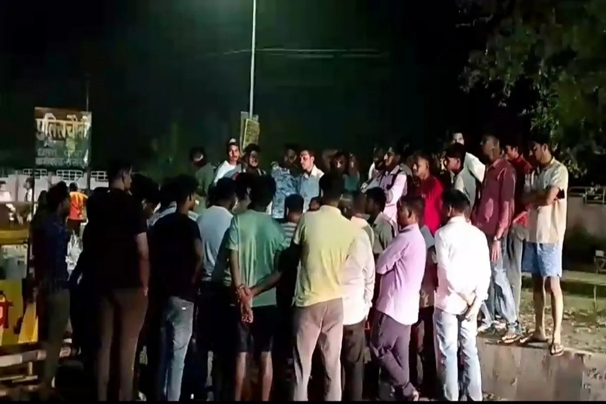 Student Protest: फर्जी वीडियो पर भड़के दिव्यांग छात्र, लखनऊ में चौकी घेरकर किया जोरदार प्रदर्शन