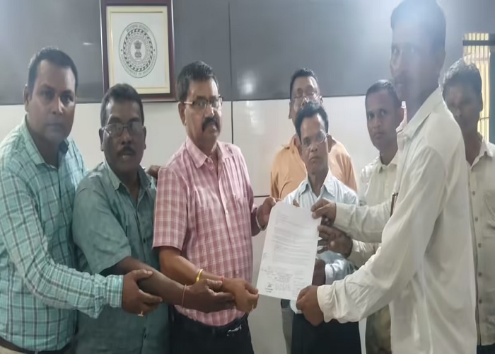 Saraikela : चांडिल-कांड्रा सड़क की जर्जर स्थिति से आक्रोशित ग्रामीणों का प्रदर्शन