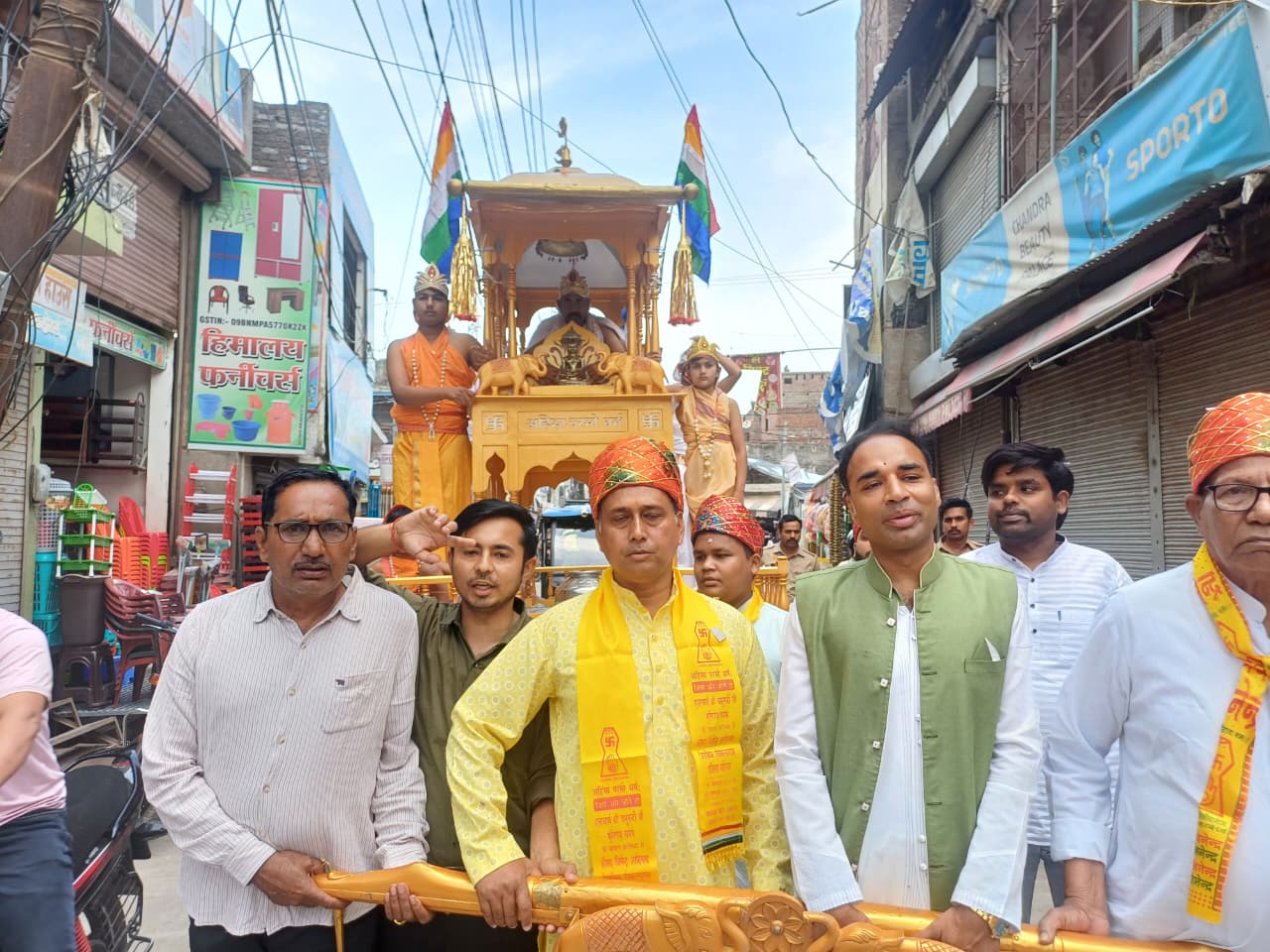 बदायूं – धूमधाम से निकाली महावीर शोभायात्रा, जगह जगह पुष्प वर्षा