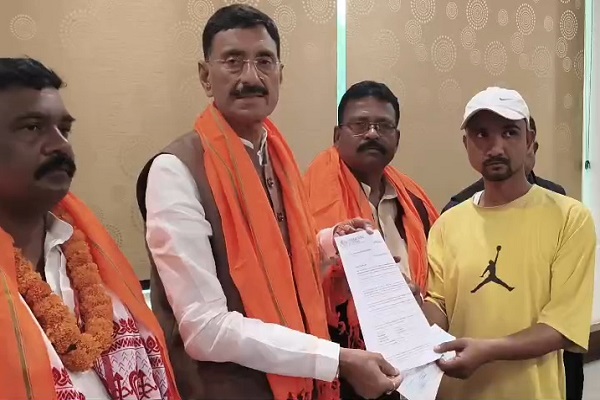 Saraikela : रक्षा राज्य मंत्री ने गुड़गांव हादसे के पीड़ितों को 40-40 लाख का मुआवजा चेक वितरित किया; बोले- संकट की घड़ी में सरकार पीड़ितों के साथ