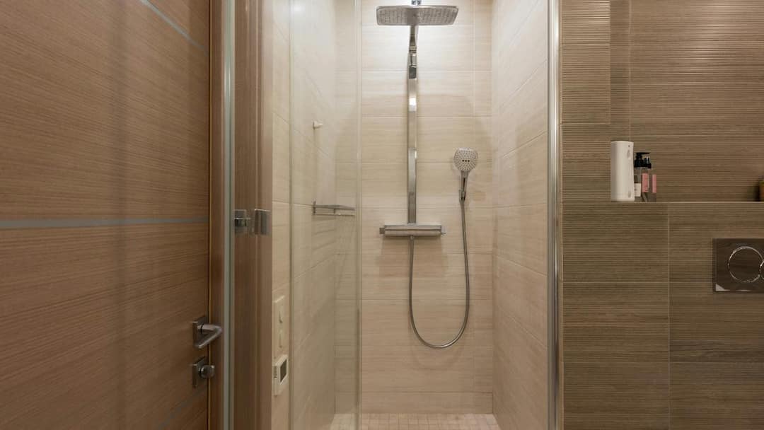 Shower Glass Cleaning: बाथरूम का शॉवर ग्लास हो गया है धुंधला? इन 2 घरेलू चीजों से मिनटों में शीशे जैसी मिलेगी चमक