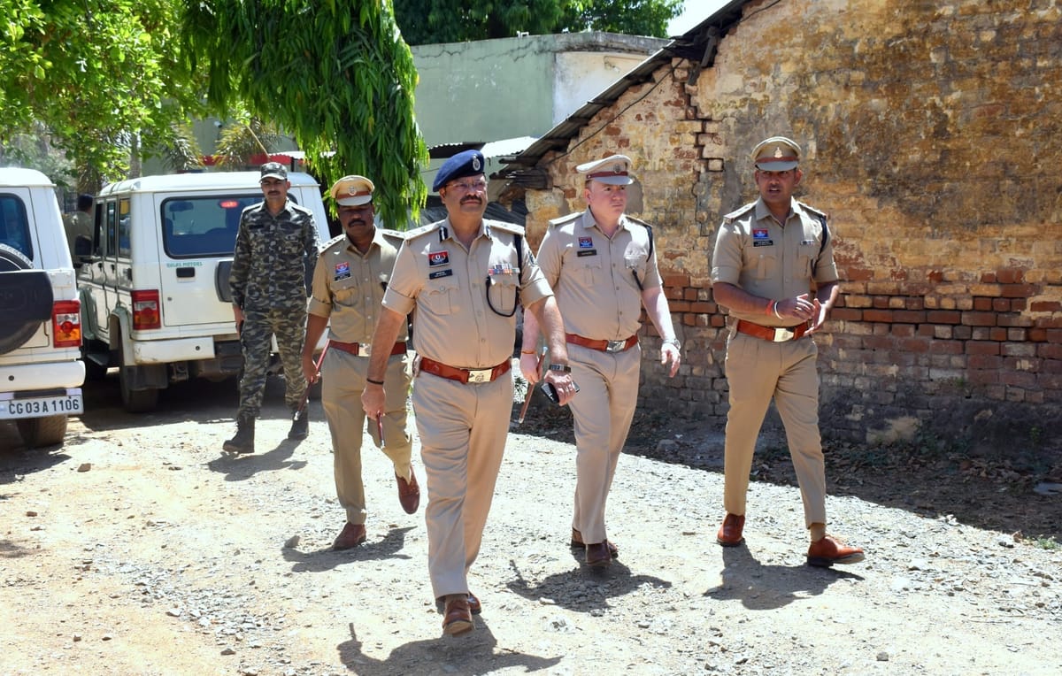 कबीरधाम: पंडरिया थाने का IG ने किया निरीक्षण, अभिलेख, मालखाना और बंदीगृह जांचे; बेहतर पुलिसिंग के निर्देश