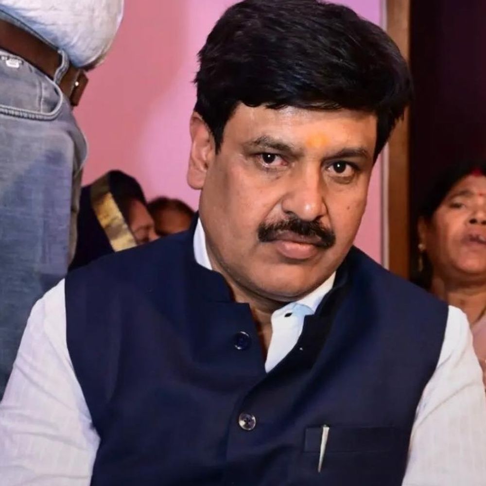 मिर्जापुर में दिनदहाड़े अधिवक्ता की गोली मारकर हत्या:दो बाइक सवार हमलावरों का फायरिंग करते LIVE फुटेज, सुबह मॉर्निंग वॉक पर निकले थे