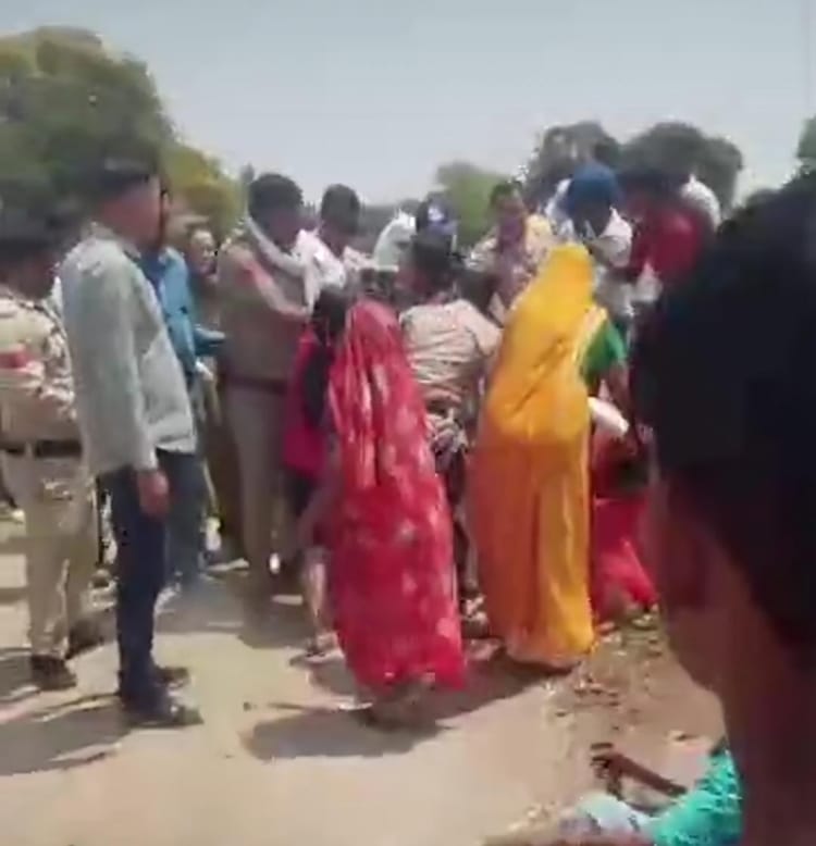Ujjjain: राजस्व टीम के साथ की बदसलूकी और धक्का-मुक्की, पुलिस ने दिखाई सख्ती; इन अतिक्रमणकारियों को किया काबू