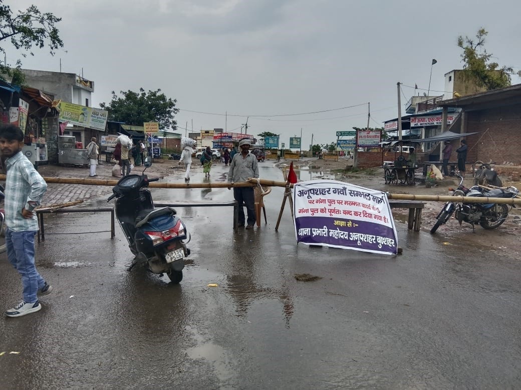 Bulandshahar News: पुल बंद, बाइक-स्कूटी से लदी नाव गंगा में पलटी, यात्री ने कूदकर बचाई जान