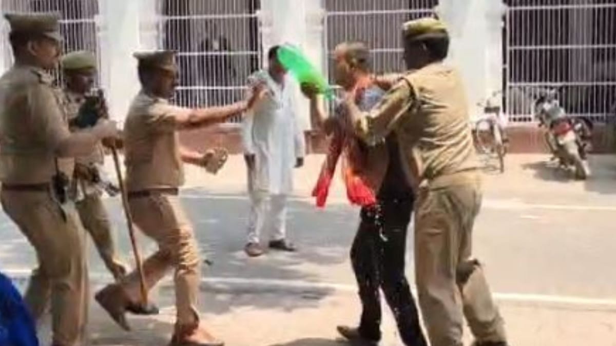 UP: डीएम ऑफिस में खुद पर उड़ेला पेट्रोल, आहत युवक बोला- डॉक्टरों ने ली पत्नी की जान; मुझे टाॅर्चर कर रही पुलिस