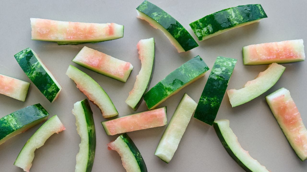 Watermelon Peel reuse: बेकार समझकर फेंक देते हैं तरबूज के छिलके, ऐसे आ सकते हैं काम
