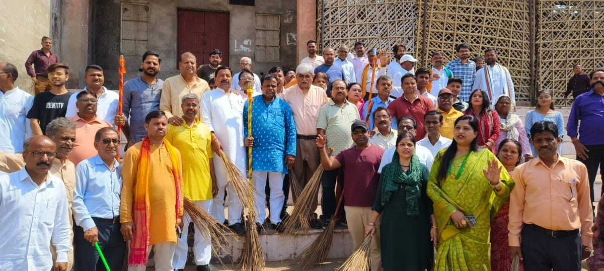 Firozabad News: भाजपा के स्थापना दिवस की पूर्व संध्या पर कैला देवी मंदिर में चला स्वच्छता अभियान