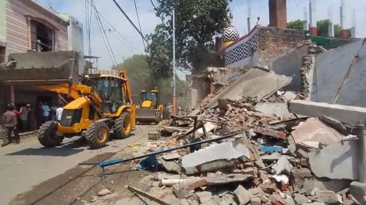 UP News: बरेली में फिर चला बुलडोजर, मजार के समीप कई अवैध दुकानें ध्वस्त, कार्रवाई से मची खलबली