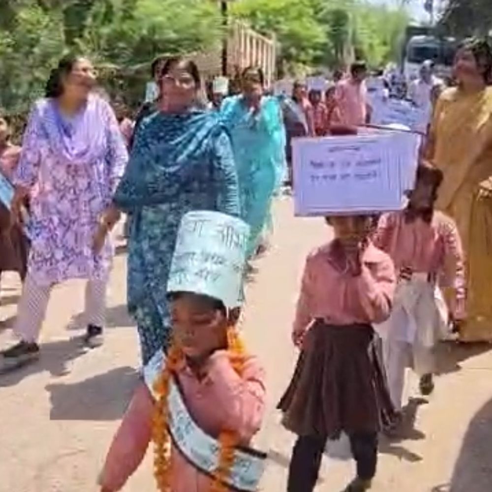 किताबों से सजेगा बचपन:गलियों में गूंजा' मम्मी-पापा हमें पढ़ाओ, स्कूल चलकर नाम लिखाओ'