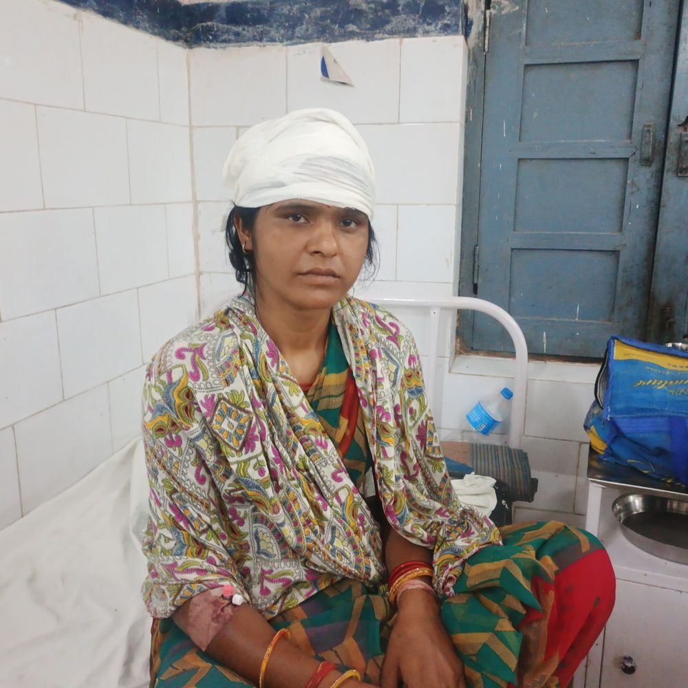 पति ने महिला को डंडों से पीटा, एसपी से शिकायत:पत्नी बोलीं-गाली देने से मना करने पर किया हमला; आरोपी पर कड़ी कार्रवाई की मांग