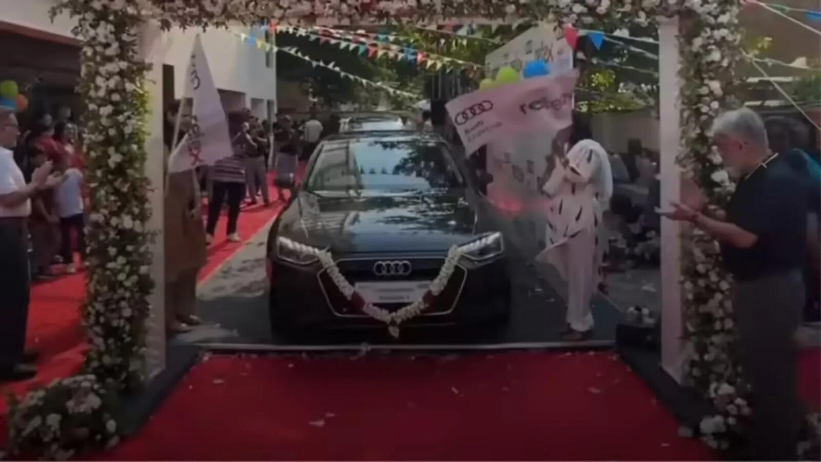 Company Gift Audi Cars: इनाम हो तो ऐसा! चेन्नई की कंपनी ने कर्मचारियों को दीं 12 Audi, मिला मेहनत का फल
