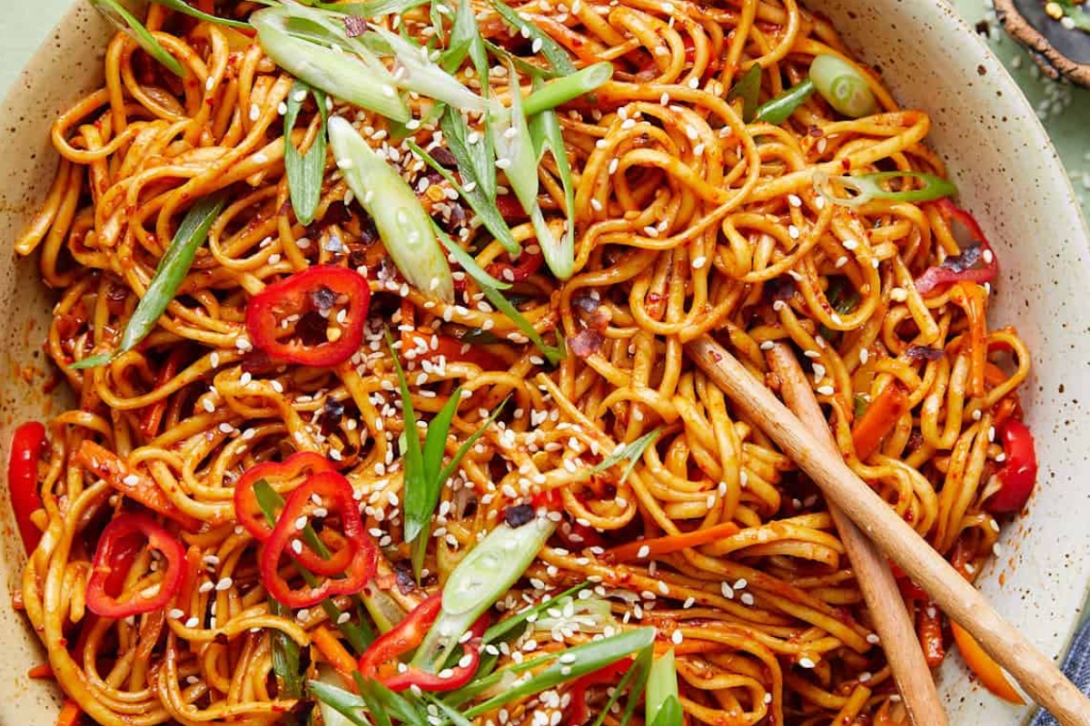Garlic Chilli Noodles: आधी रात लगी भूख? 10 मिनट में बनाएं स्पाइसी गार्लिक चिली नूडल्स