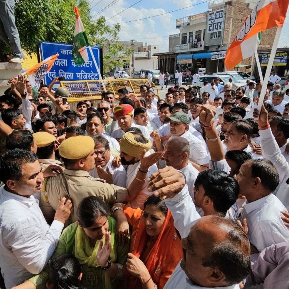 किसानों की समस्याओं को लेकर कलेक्ट्रेट पर कांग्रेस का प्रदर्शन:गेहूं खरीद, बारदाना और ओलावृष्टि मुआवजे की मांग उठाई